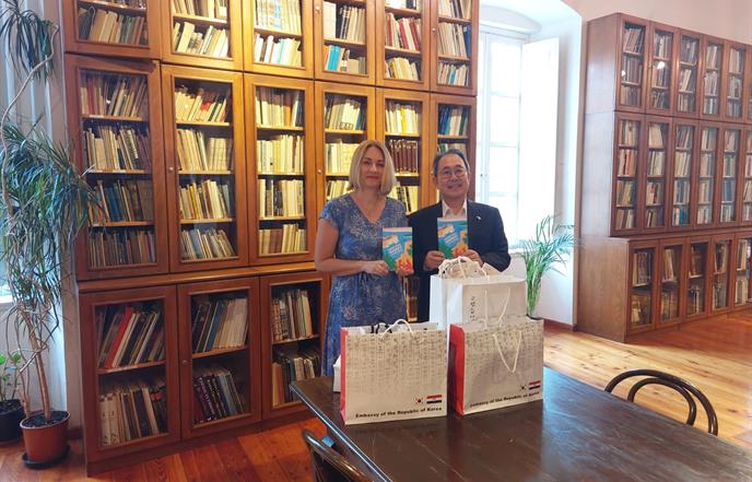 Veleposlanik Republike Koreje u Republici Hrvatskoj Hong Sung-wook  i vicekonzulica Junghyun Park posjetili su Dubrovačke knjižnice