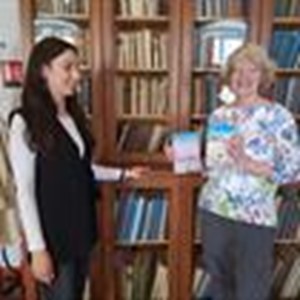 Britanska spisateljica Eva Glyn uručila Knjižnici svoje dvije knjige o Dubrovniku