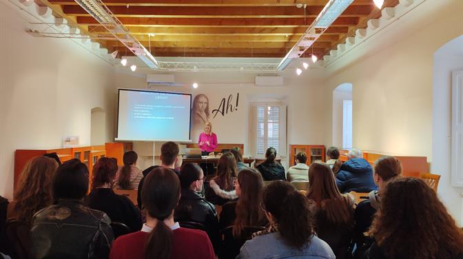 Sudionici Simpozija Euroclassica Academia Ragusina u stručnom posjetu Znanstvenoj knjižnici Dubrovnik